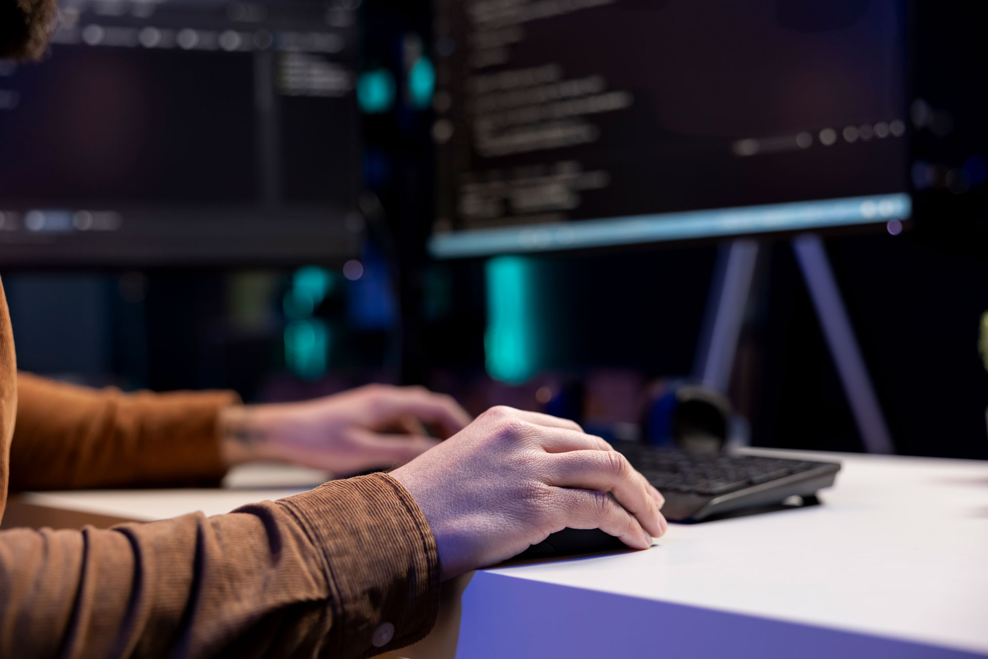 Equipo de desarrollo de software de SCSI Soluciones trabajando en un proyecto