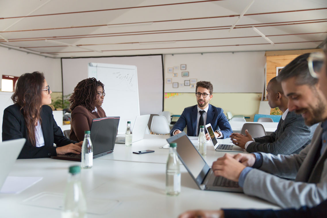Reunión de trabajo del equipo de SCSI Soluciones con un cliente